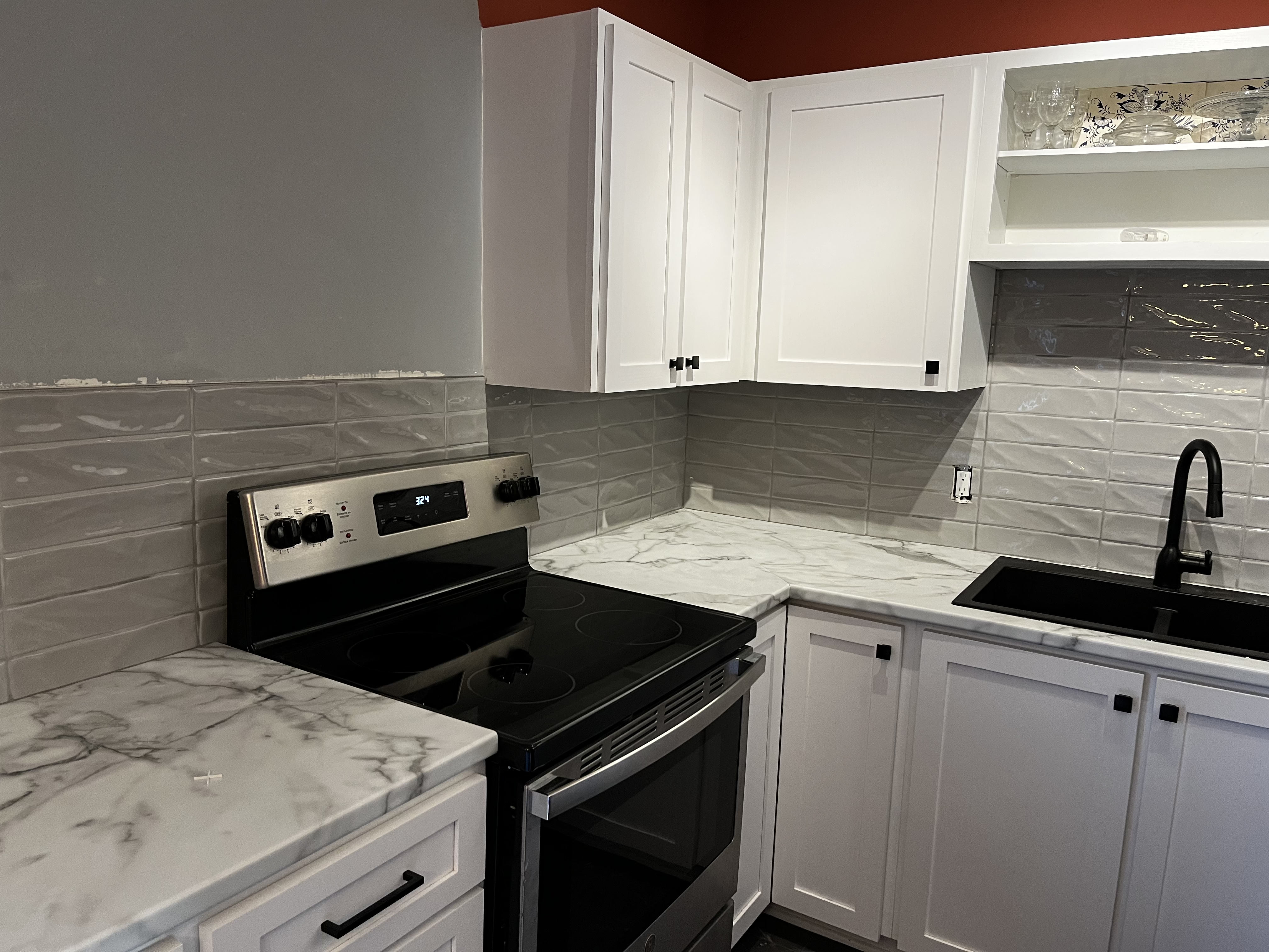 It’s a grey line.  Black granite sinks, white cabinets, grey tile backsplash and a calacatta laminate countertop 